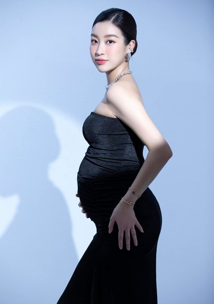 Tháng 7/2023, Đỗ Mỹ Linh sinh con gái đầu lòng. Đến khi em bé được hai tháng tuổi, nàng hậu mới đăng ảnh bầu trên trang cá nhân.