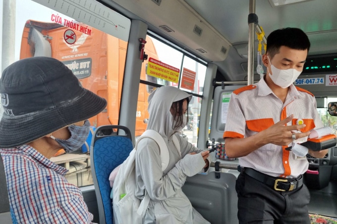 Hành khách đi trên xe buýt của công ty được vận hành tuyến Đà Nẵng - Hội An. Ảnh: Thành Đông