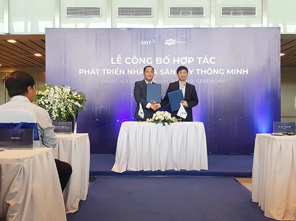 Mr. Do Trong Hau (right) and Mr. Nguyen Tuan Phuong represented the signing of the cooperation agreement between AHT and FPT Software on the afternoon of April 22.