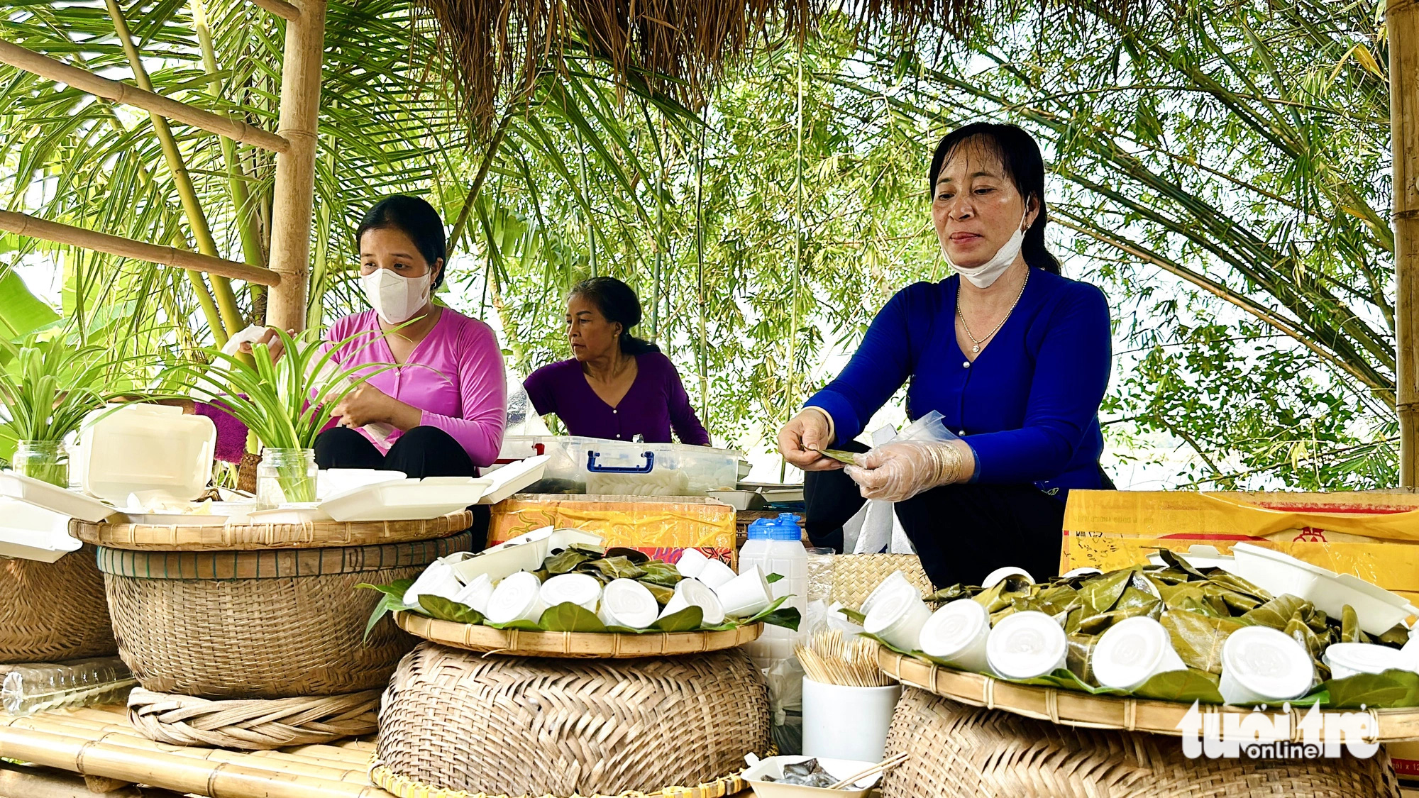 Dân miền Tây mần bánh quê ăn khi rảnh việc, nay thì kiêu hãnh bánh dân gian- Ảnh 1. Các loại bánh từ bột ở phiên chợ quê Tân Thuận Đông, TP Cao Lãnh - Ảnh: ĐẶNG TUYẾT