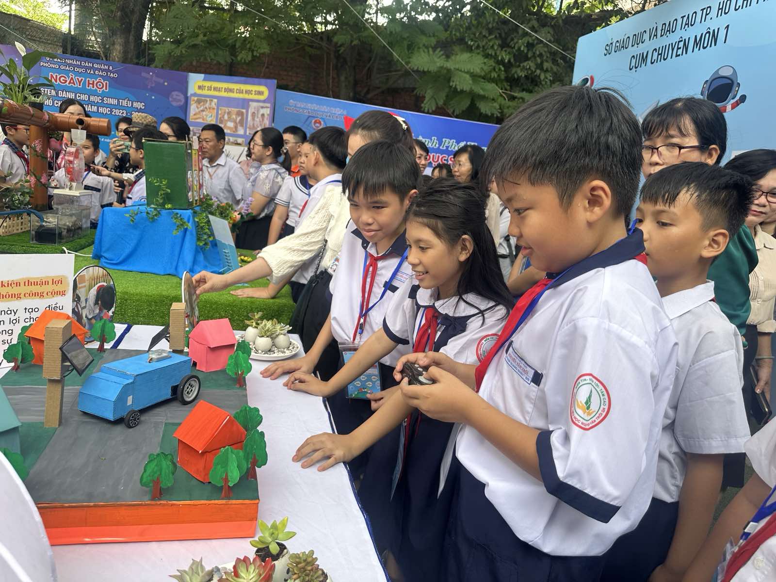Tuyển sinh đầu cấp tại TP.HCM: Đăng ký ở đâu, khi nào?- Ảnh 1. Học sinh lớp 5 Trường tiểu học Nguyễn Văn Trỗi (Q.4). Năm nay tuyển sinh đầu cấp lớp 1, lớp 6 tại TP.HCM thực hiện chung một hệ thống và ưu tiên phân tuyến theo nơi ở thực tế của học sinh.