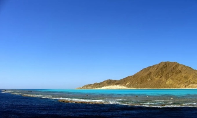 Остров Забаргад лежит над центром тектонической активности. Фото: Хорошунова Ольга