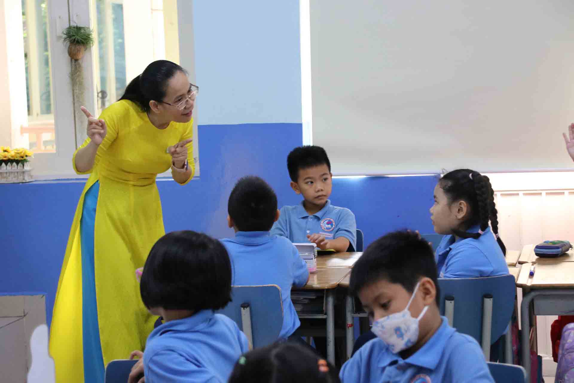 Cô giáo Lê Xuân Cao Phi trong tiết học tiếng Việt