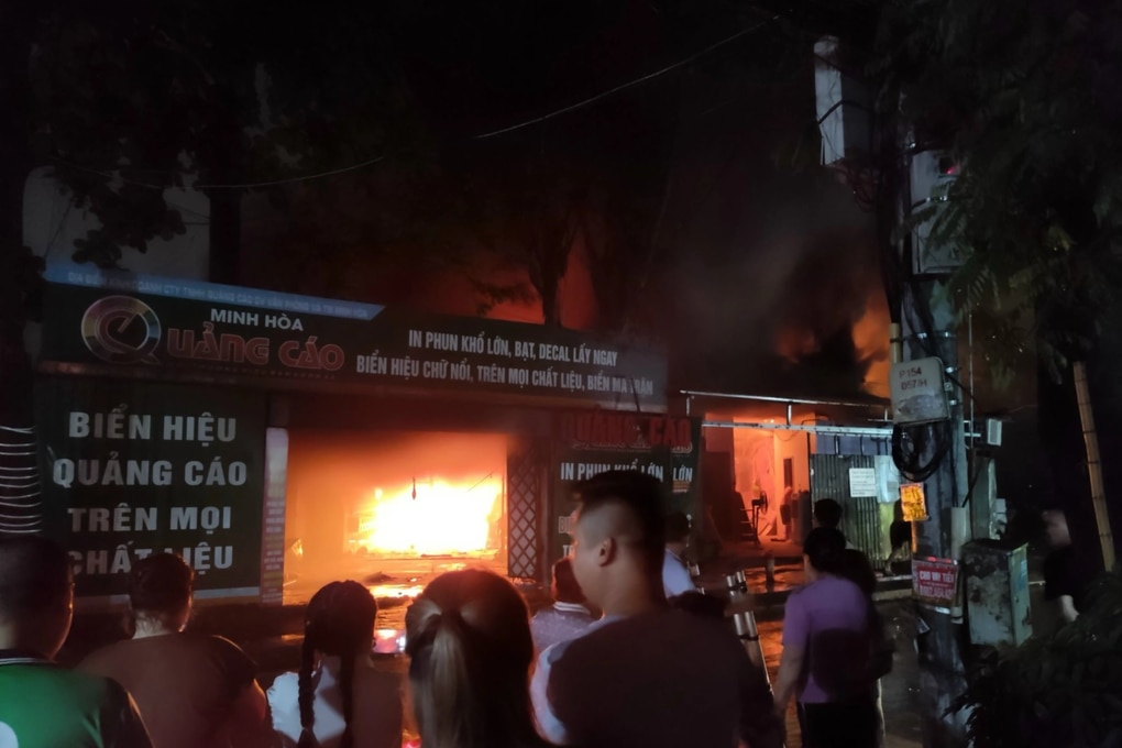 Dãy nhà tạm ở Hà Nội bốc cháy ngùn ngụt sau cơn mưa lớn - 1