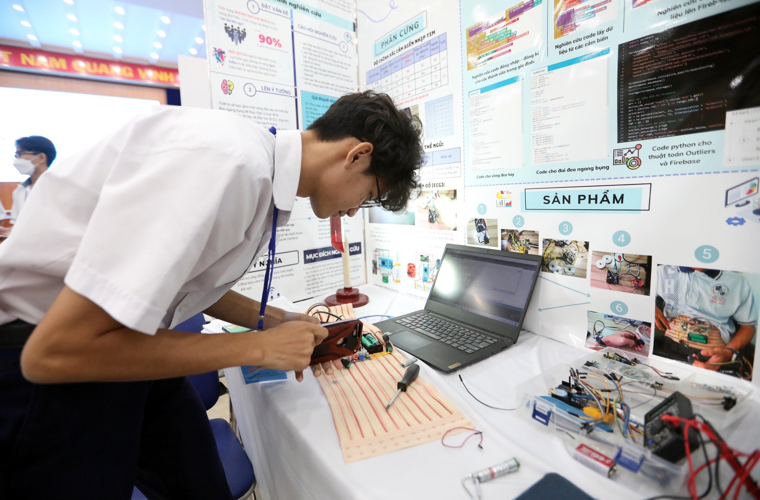 Để sản phẩm thi nghiên cứu khoa học thực sự là của học sinh- Ảnh 1. Quy chế mới về cuộc thi nghiên cứu khoa học kỹ thuật cấp quốc gia Bộ GD-ĐT vừa mới ban hành nhằm “siết” khâu giám sát quá trình nghiên cứu của học sinh