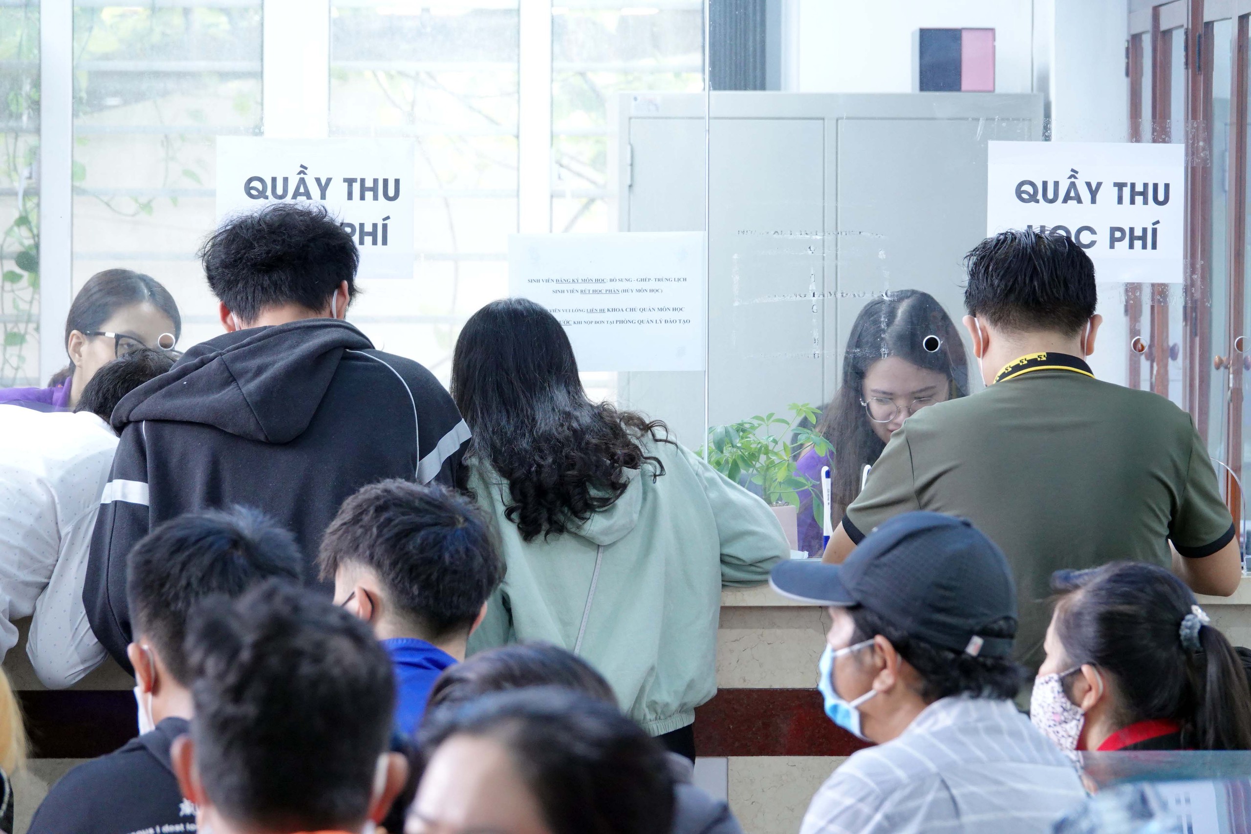 Để tránh tình trạng nợ học phí đến mức buộc thôi học- Ảnh 2. Trường hợp sinh viên có hoàn cảnh đặc biệt khó khăn chưa thể hoàn thành học phí theo thời hạn quy định, sinh viên cần làm đơn xin gia hạn và nộp đơn trong thời hạn đóng học phí
