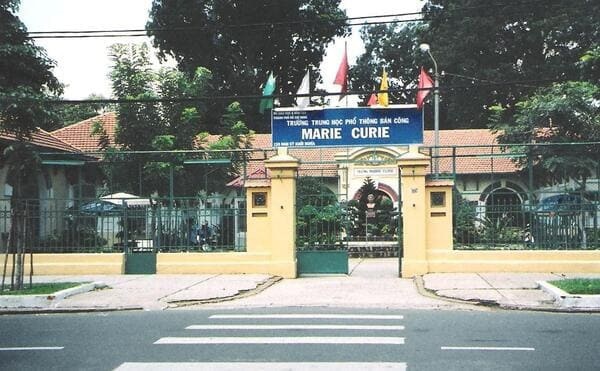Los alumnos de décimo grado de la escuela secundaria Marie Curie (Distrito 10, Ciudad Ho Chi Minh) reflexionan que el ensayo es demasiado largo y difícil - Foto: Sitio web de la escuela