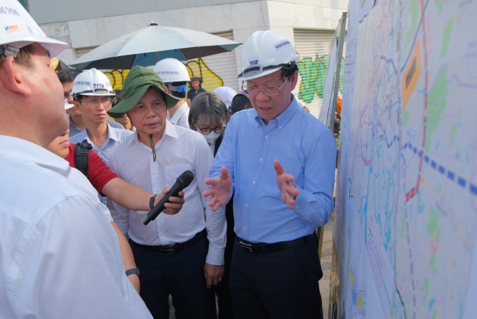 Chủ tịch UBND TP HCM kiểm tra công trường nút giao An Phú, chiều 12/4. Ảnh: Gia Minh