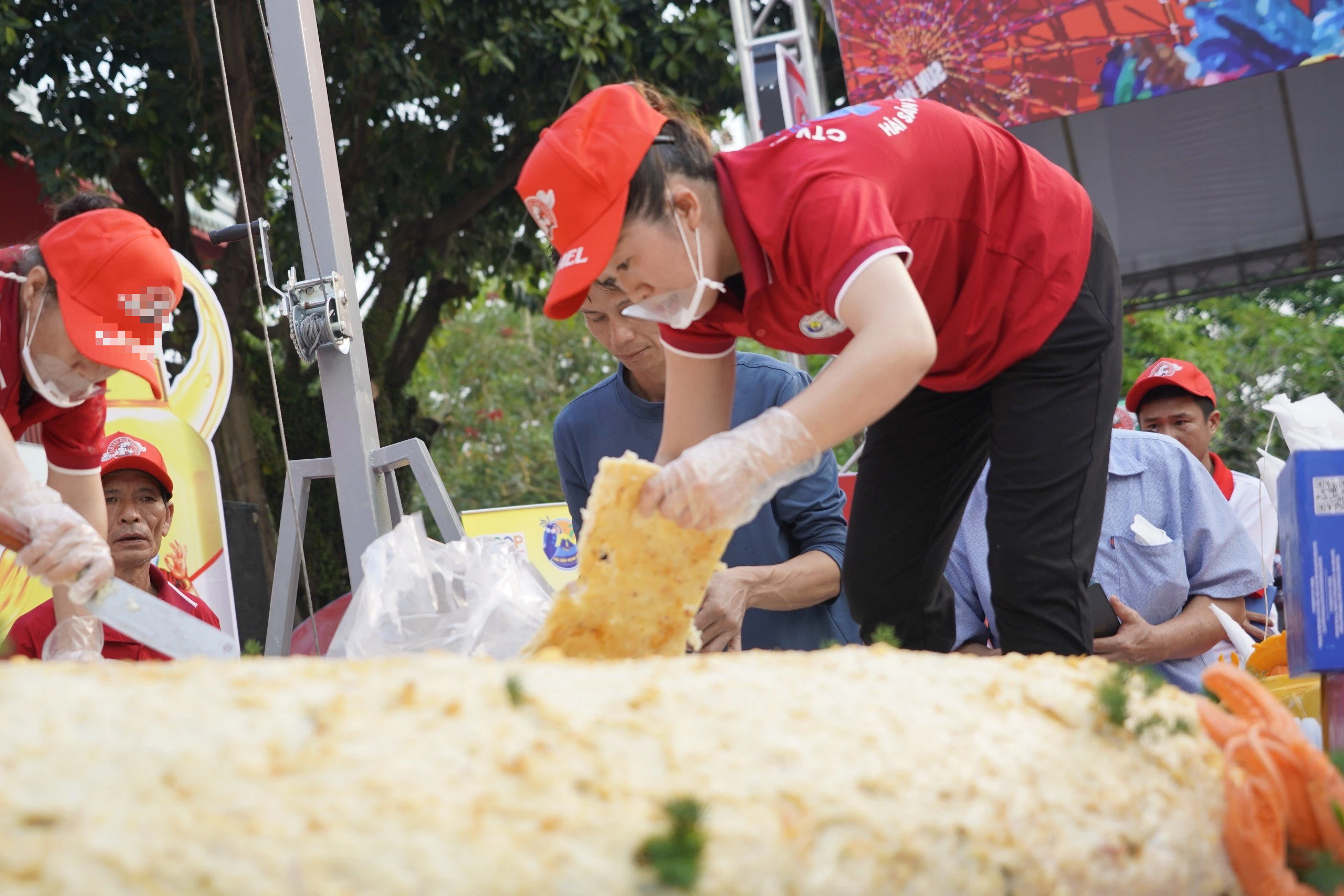 Đến Hạ Long uống bia, ăn miếng chả mực lớn nhất Việt Nam miễn phí - Ảnh 1. Đến Hạ Long uống bia, ăn miếng chả mực lớn nhất Việt Nam miễn phí - Ảnh 1.