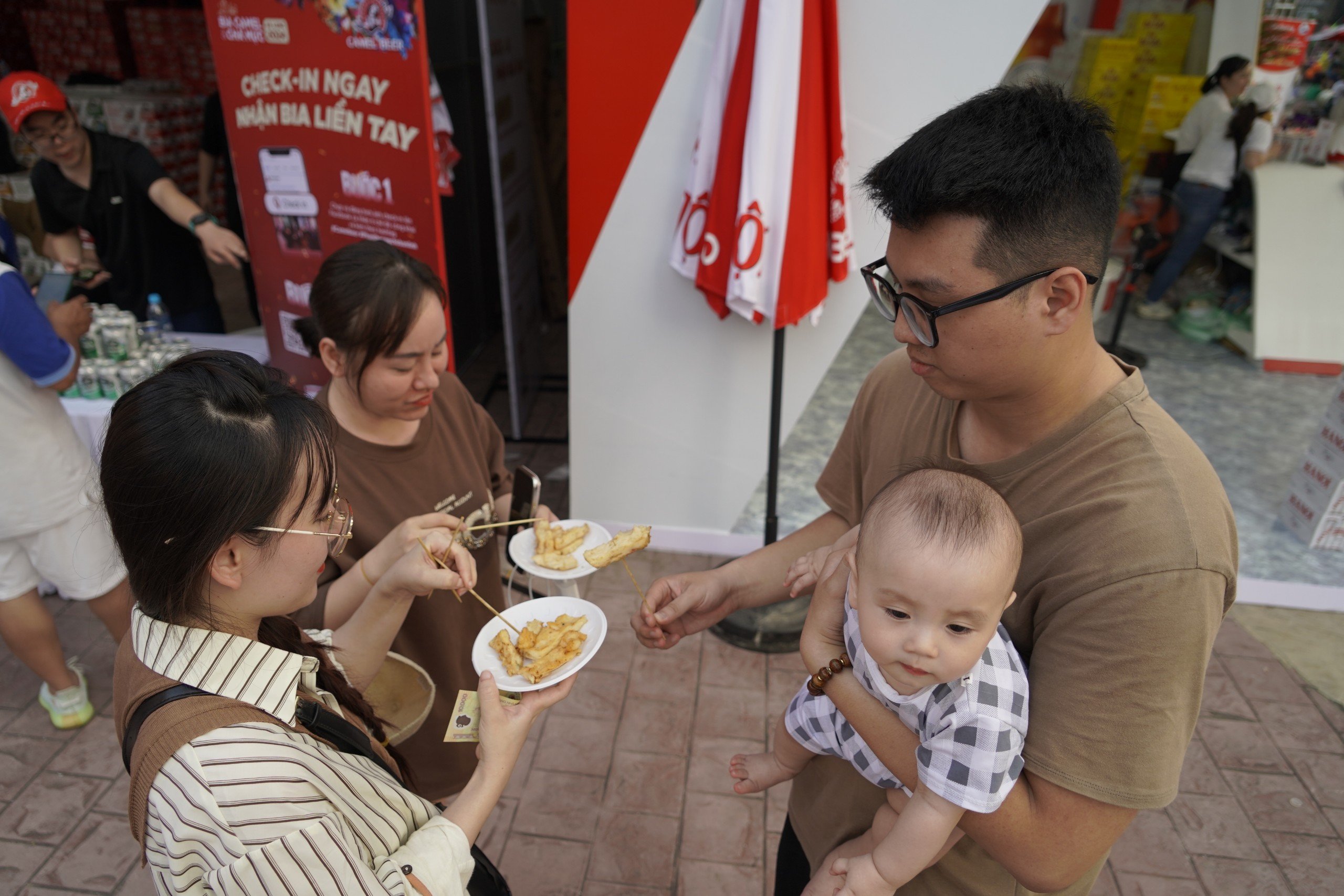 Đến Hạ Long uống bia, ăn miếng chả mực lớn nhất Việt Nam miễn phí - Ảnh 2. Đến Hạ Long uống bia, ăn miếng chả mực lớn nhất Việt Nam miễn phí - Ảnh 2.