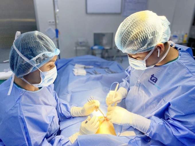 Bác sĩ Anh Tuấn (phải) phẫu thuật cho người bệnh ung thư vú tại Bệnh viện Đa khoa Tâm Anh TP HCM. Ảnh: Bệnh viện cung cấp