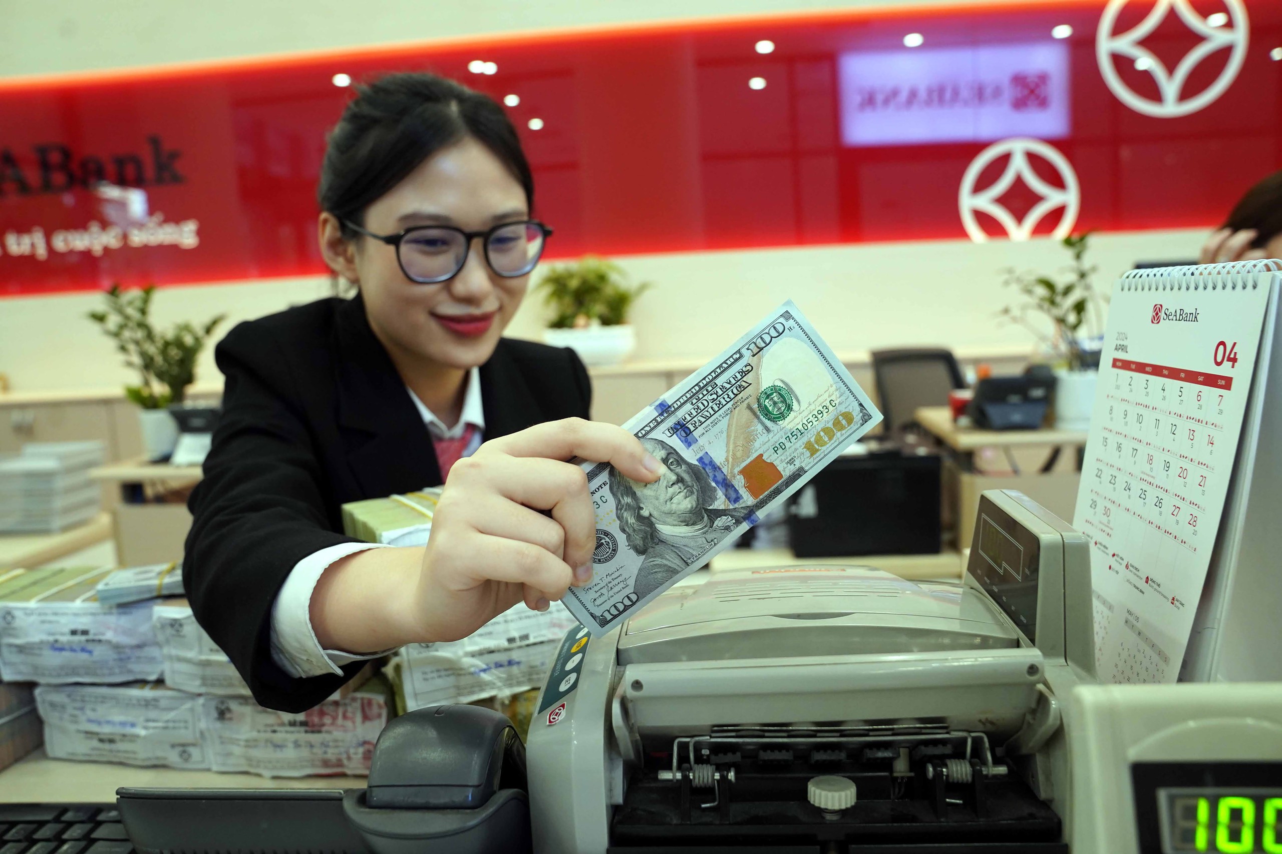 Giá USD hôm nay 27.4.2024: Đô la tự do giảm, trong ngân hàng vẫn kịch trần- Ảnh 1. Giá USD hôm nay 27.4.2024: Đô la tự do giảm, trong ngân hàng vẫn kịch trần- Ảnh 1.