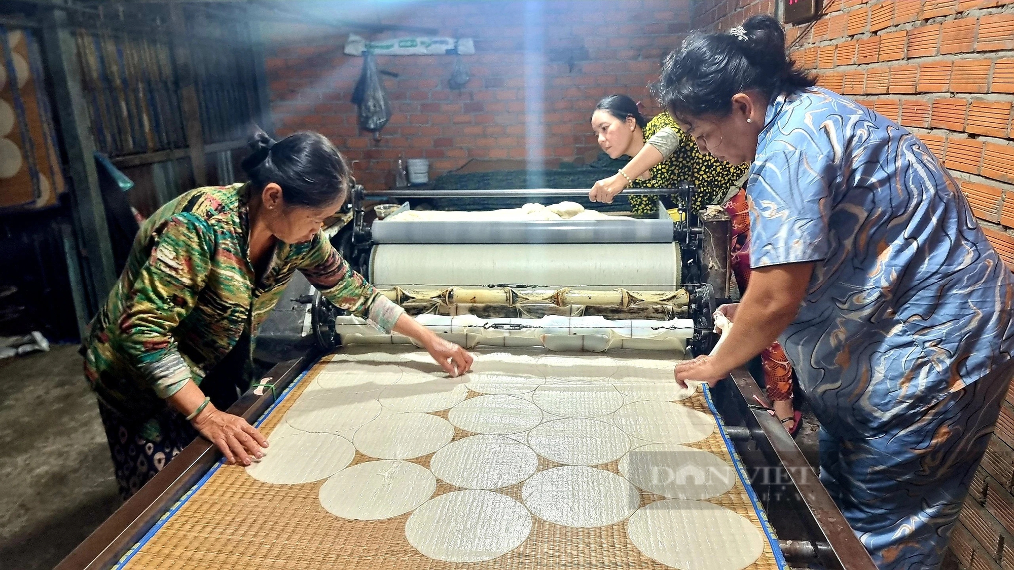 Đỏ lửa xuyên đêm quết bánh phồng tại làng nghề trăm tuổi ở An Giang- Ảnh 1. Đỏ lửa xuyên đêm quết bánh phồng tại làng nghề trăm tuổi ở An Giang- Ảnh 1.