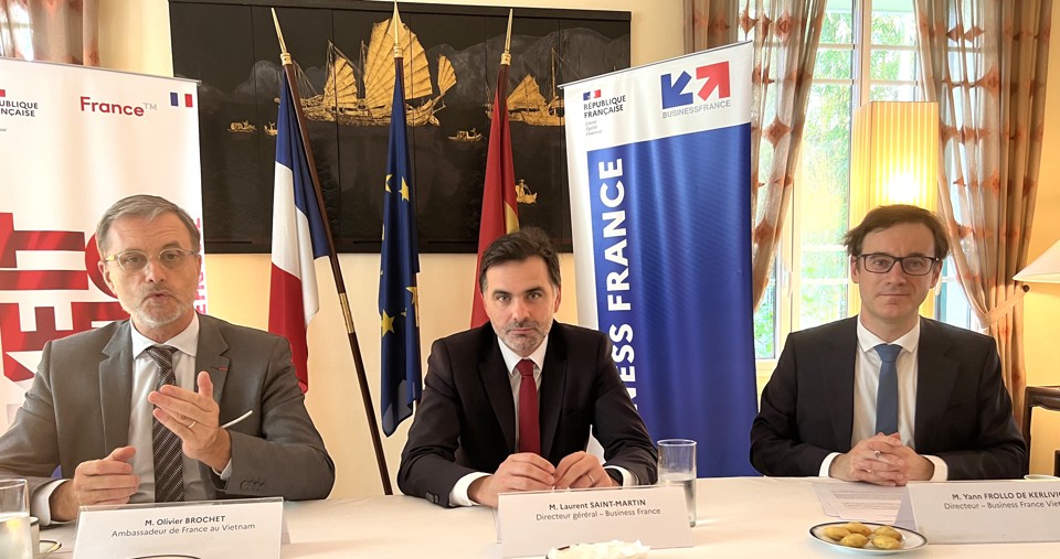 Tổng Giám đốc Thương vụ Pháp (Business France) Saint Martin (giữa) trong trao đổi với báo chí ngày 26/4. Ảnh: Cẩm Anh
