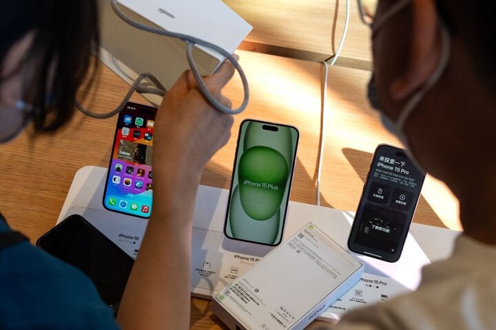 Sản phẩm iPhone 15 tại một cửa hàng Apple ở Bắc Kinh, Trung Quốc. (Ảnh: Bloomberg)