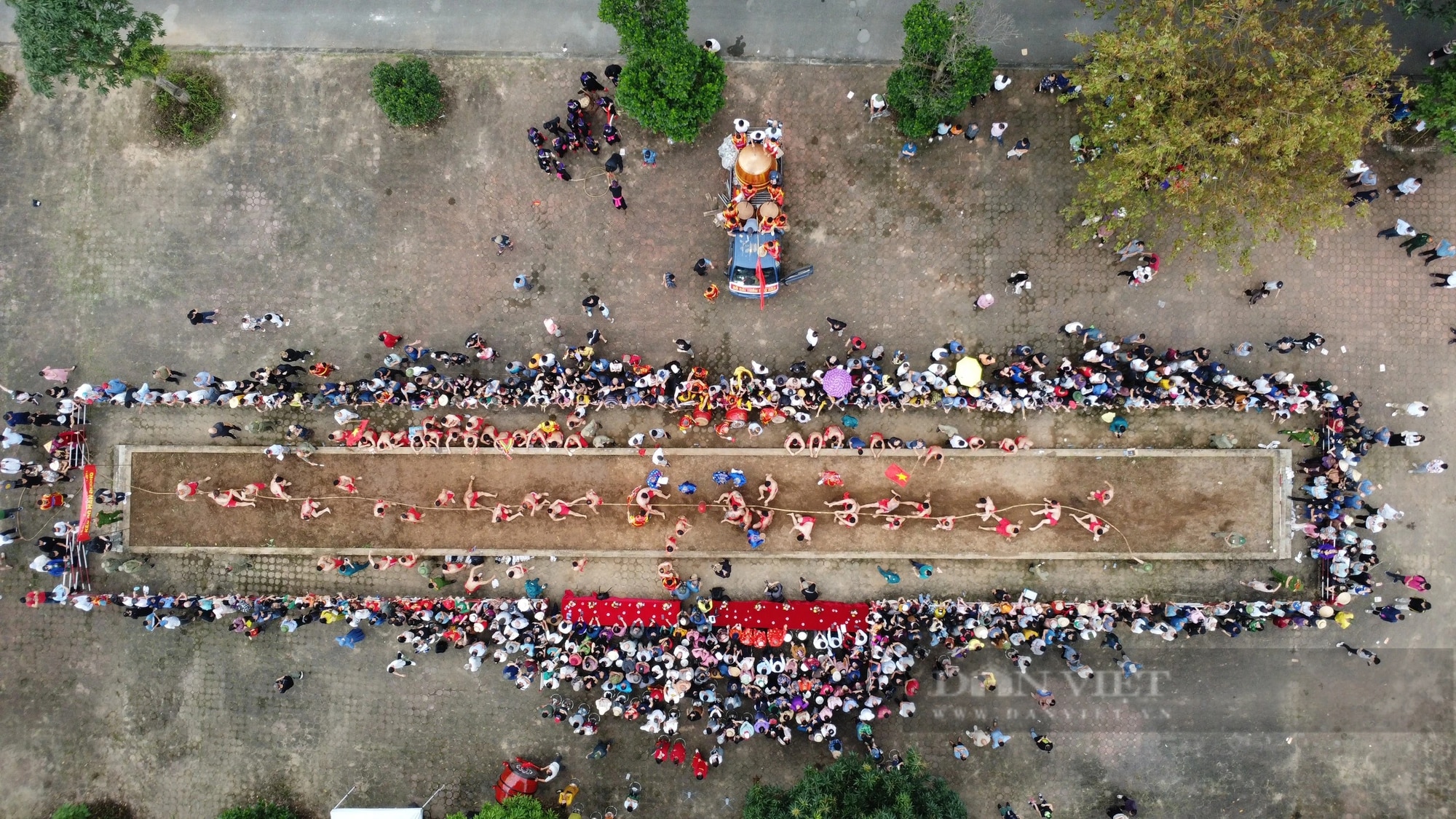 Độc đáo trò kéo co ngồi tại một lễ hội ở Hà Nội- Ảnh 1.
