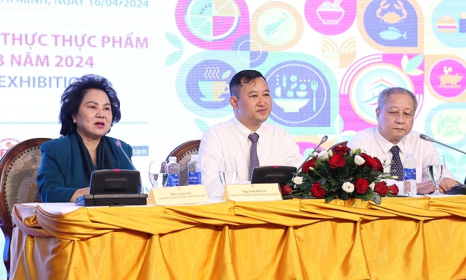 Bà Lý Kim Chi phát biểu tại họp báo HCMC Foodex 2024 sáng 16/4. Ảnh: ITPC