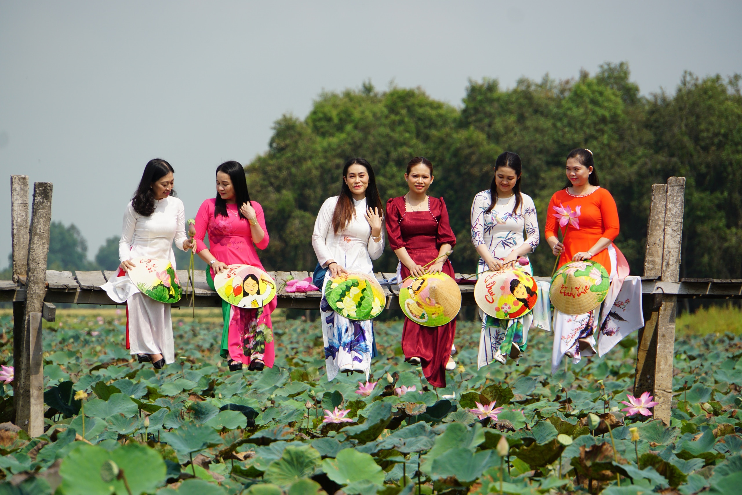 Los turistas toman fotografías en el campo de lotos de Thap Muoi (Dong Thap)