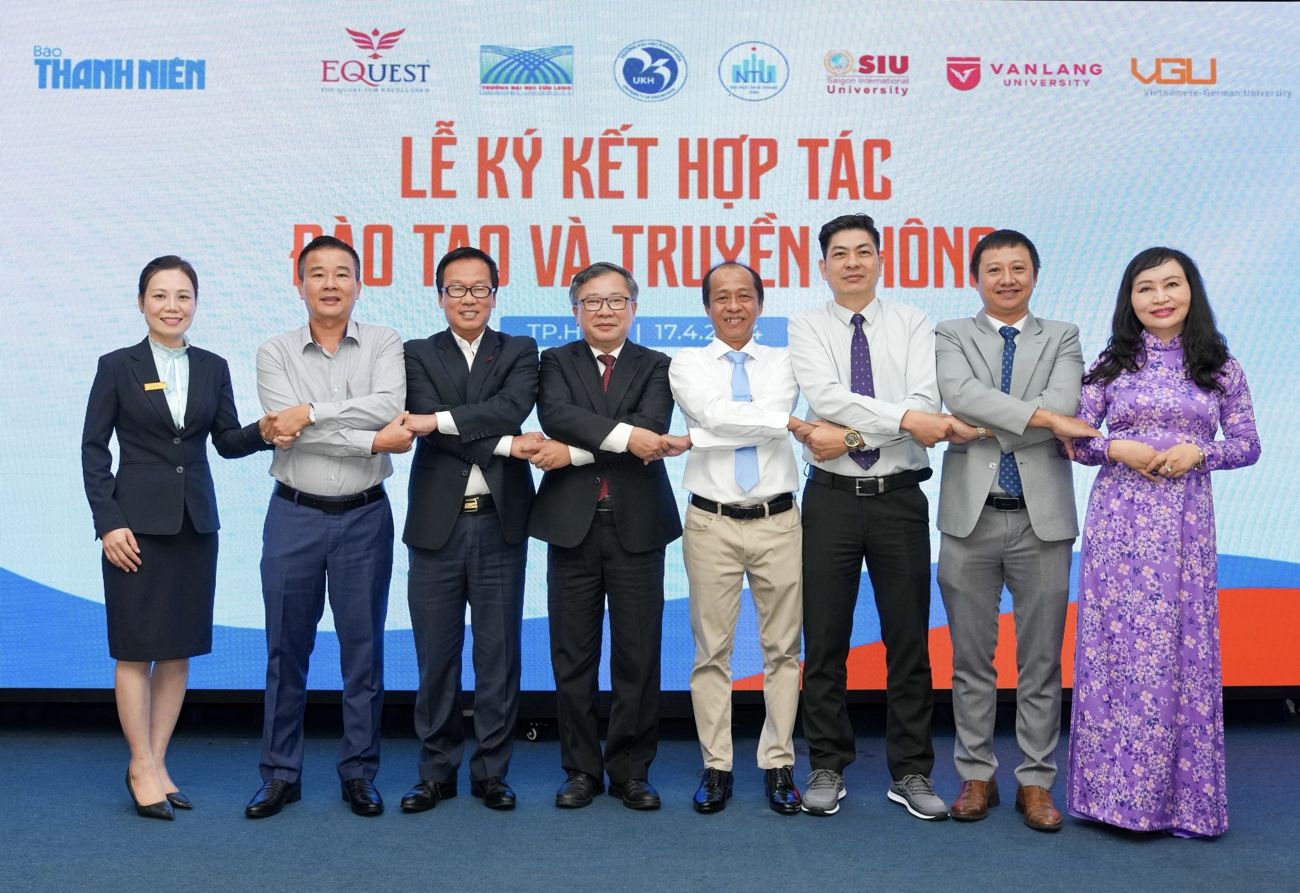 Hợp tác giữa Báo Thanh Niên và các cơ sở giáo dục: Đồng kiến tạo, cùng trách nhiệm- Ảnh 1. Nhà báo Hải Thành (thứ 4 từ phải) cùng đại diện các đơn vị trong lễ ký kết