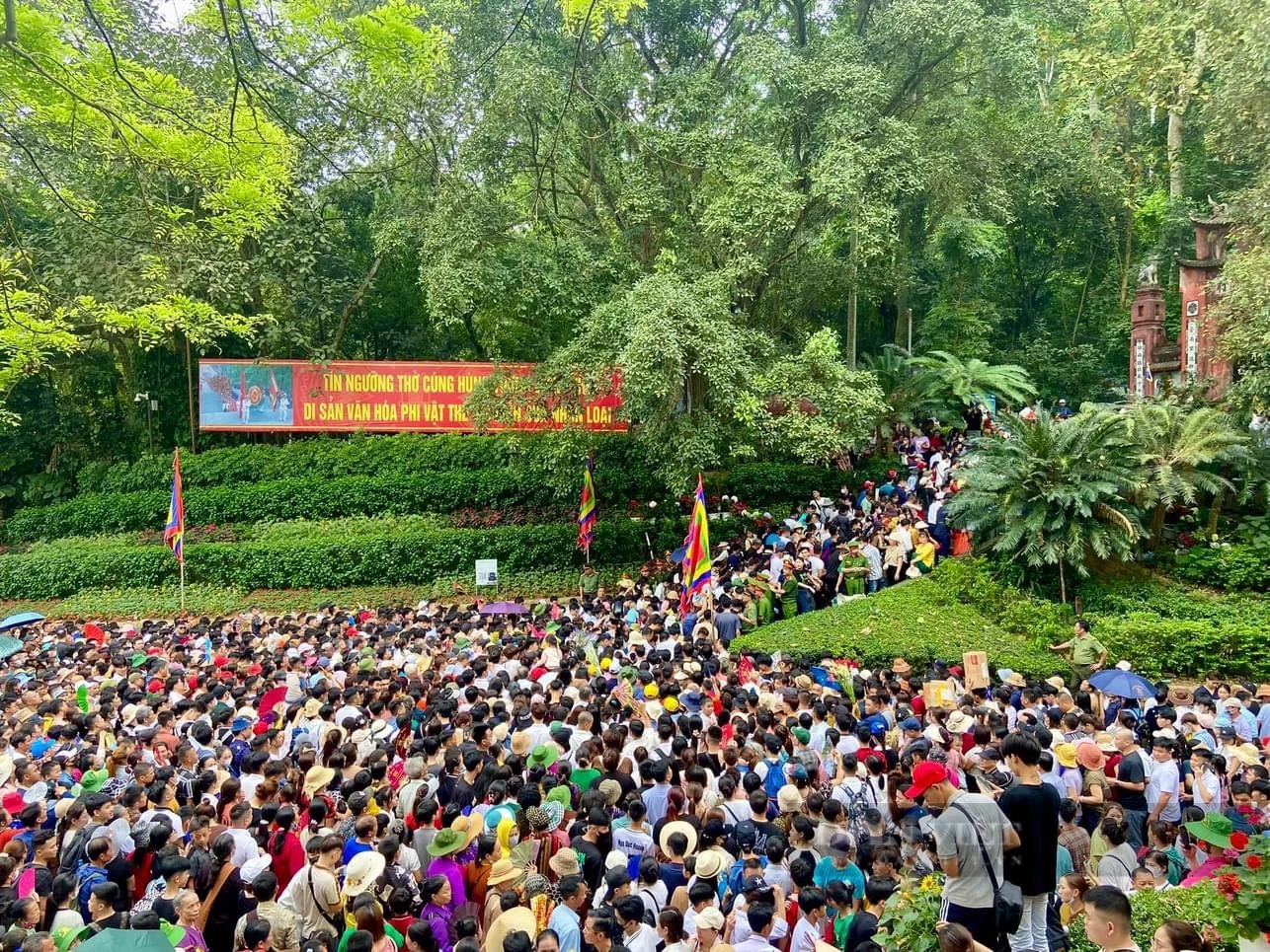 Dòng người nườm nượp lên đền Hùng, cảnh sát phải dựng Dòng người nườm nượp lên đền Hùng, cảnh sát phải dựng