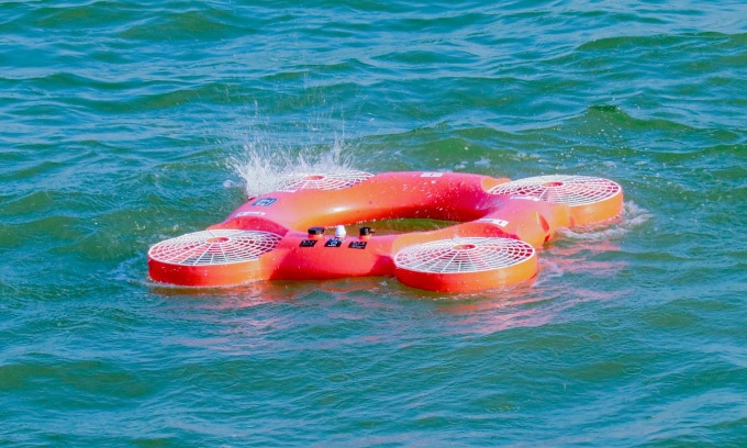 Drone lai phao cứu sinh có thể cất hạ cánh ngay trên mặt nước. Ảnh: Didiok Makings