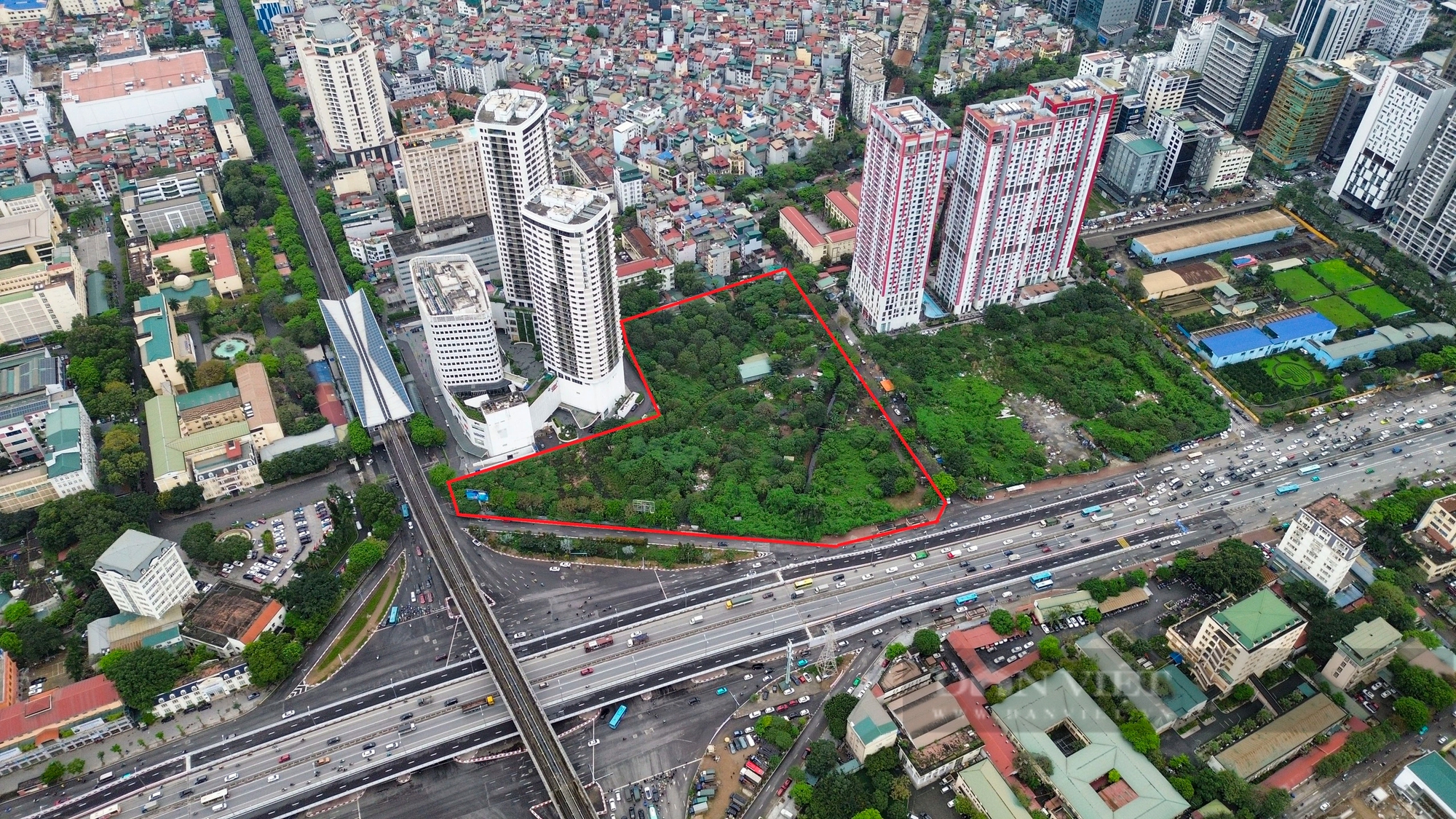 Dự án chung cư cao cấp 45 tầng vị trí đắc địa ở Hà Nội sau hàng thập kỷ vẫn quây tôn bỏ hoang- Ảnh 1. Dự án chung cư cao cấp 45 tầng vị trí đắc địa ở Hà Nội sau hàng thập kỷ vẫn quây tôn bỏ hoang- Ảnh 1.