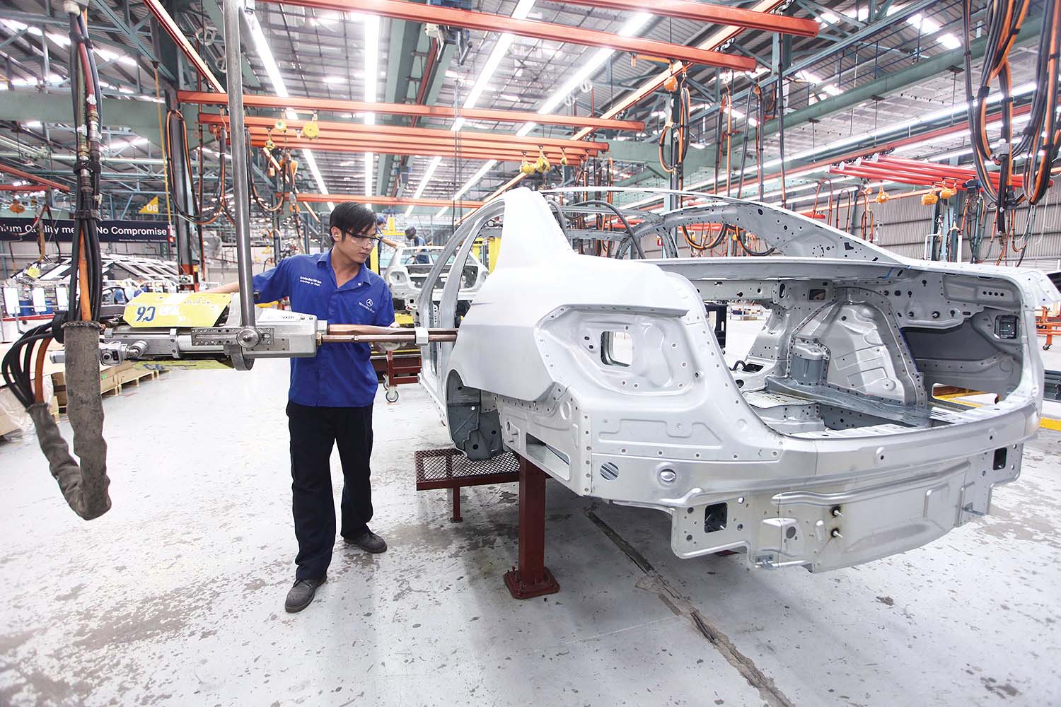 Lắp ráp ô tô trong Nhà máy Mercedes-Benz Việt Nam 