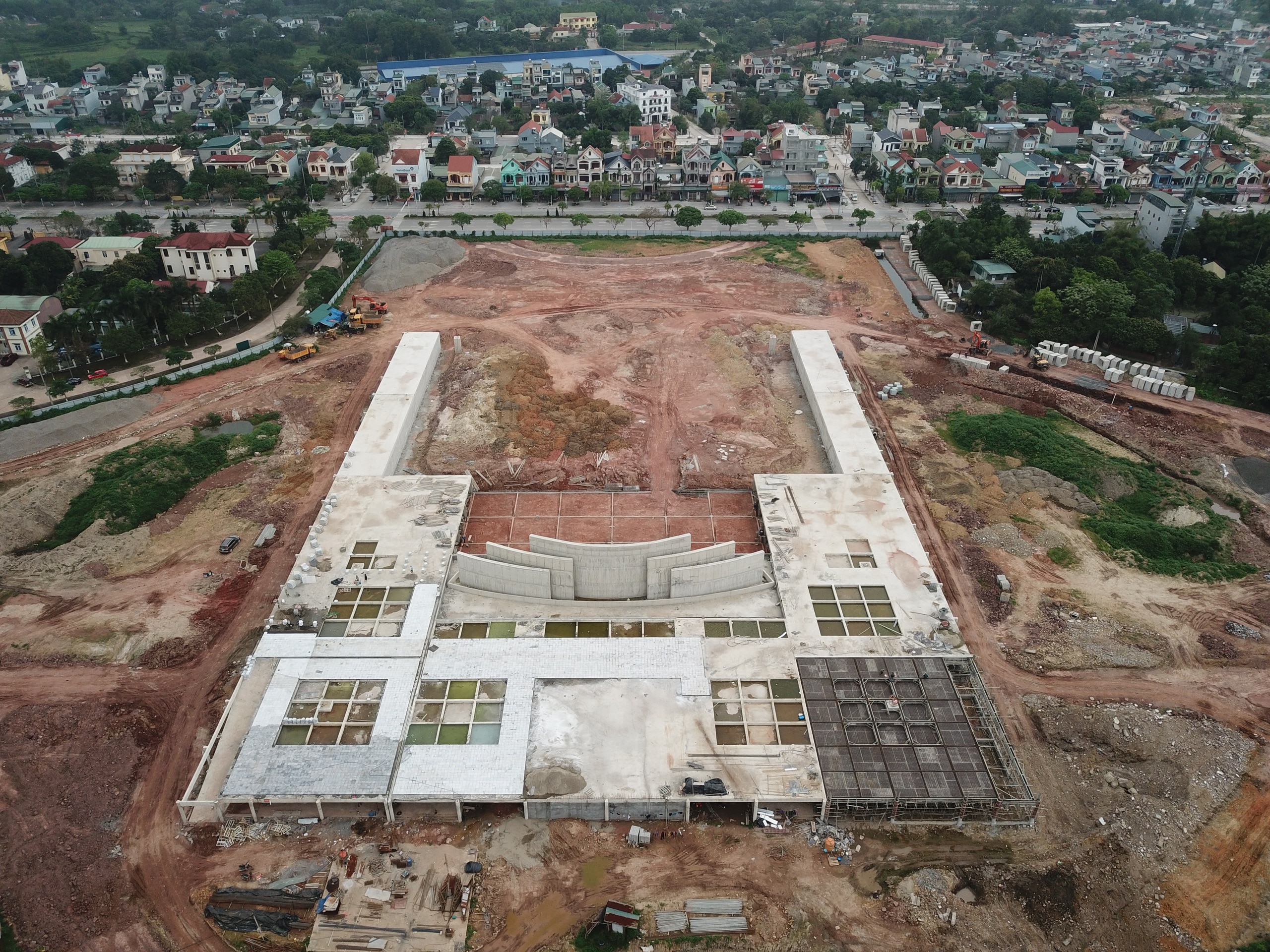 Dự án quảng trường trăm tỉ hoành tráng bậc nhất Quảng Ninh chậm tiến độ
- Ảnh 1.