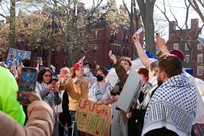 Sinh viên biểu tình trước Hội trường Đại học Harvard. Ảnh: Harvard Crimson