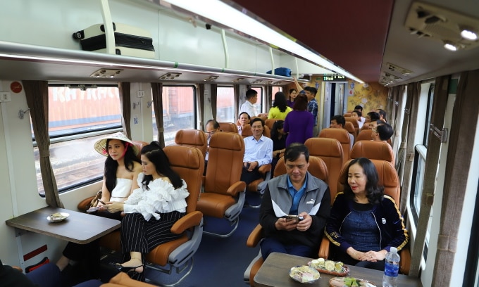 Chuyến tàu du lịch nối miền di sản Huế - Đà Nẵng hồi cuối tháng 3. Ảnh: Võ Thạnh