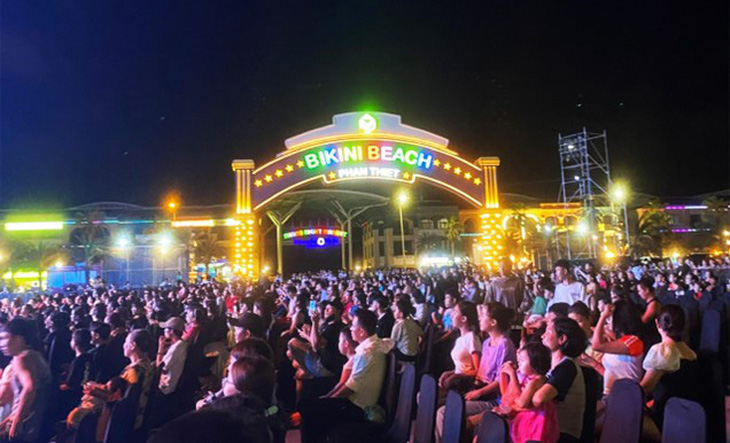 Du khách hào hứng với Carnival Novaworld Phan Thiet- Ảnh 1. Du khách phấn khích và hào hứng với chuỗi lễ hội Carnival Novaworld Phan Thiet dịp 30/4