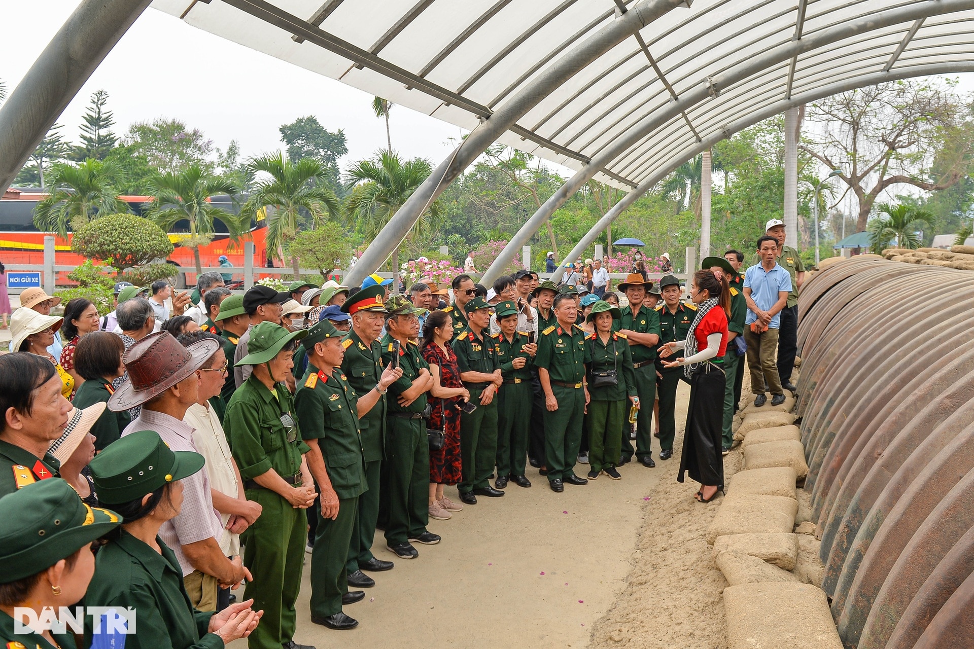 Les touristes affluent pour visiter les reliques historiques de Dien Bien Phu - 1