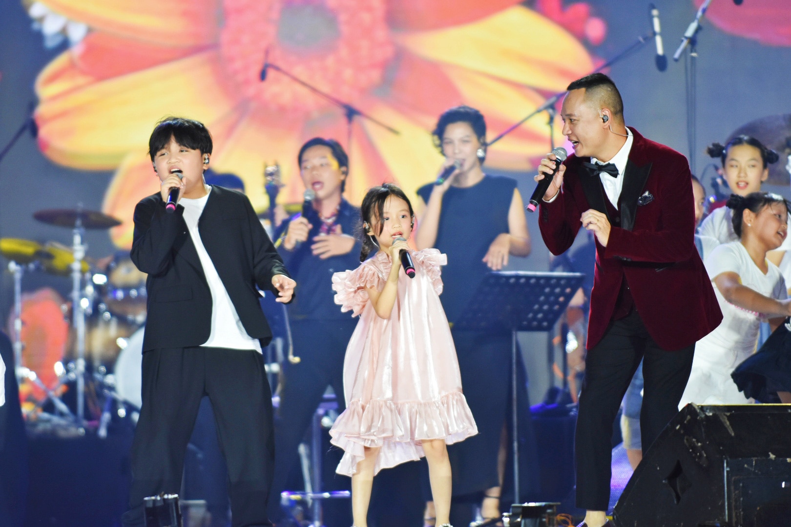 Musician Nguyen Hai Phong and his children perform at the program - Photo: TRAN HOAI
