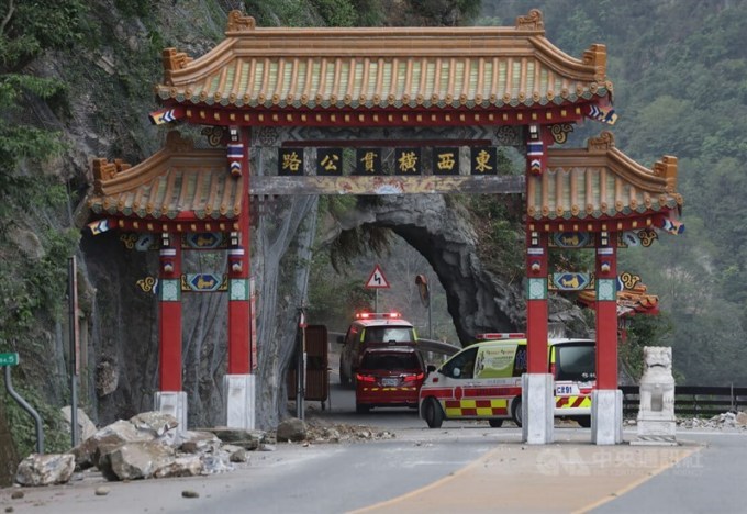 Xe cứu thương đi qua cổng vào Tỉnh lộ 8 trong Vườn Quốc gia Taroko ở huyện Hoa Liên ngày 5/4. Ảnh: CNA