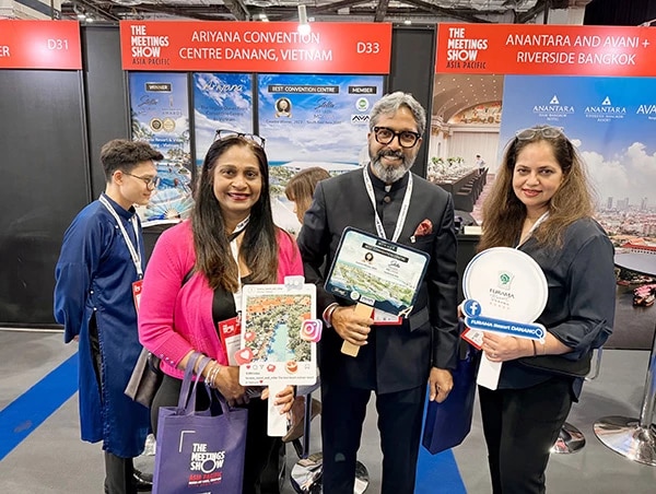 Ông Prabhakar Singh (giữa) đón tiếp các đối tác quốc tế tham quan khu trưng bày của Cung hội nghị quốc tế Ariyana Đà Nẵng tại Triển lãm hội nghị châu Á - Thái Bình Dương 2024. 