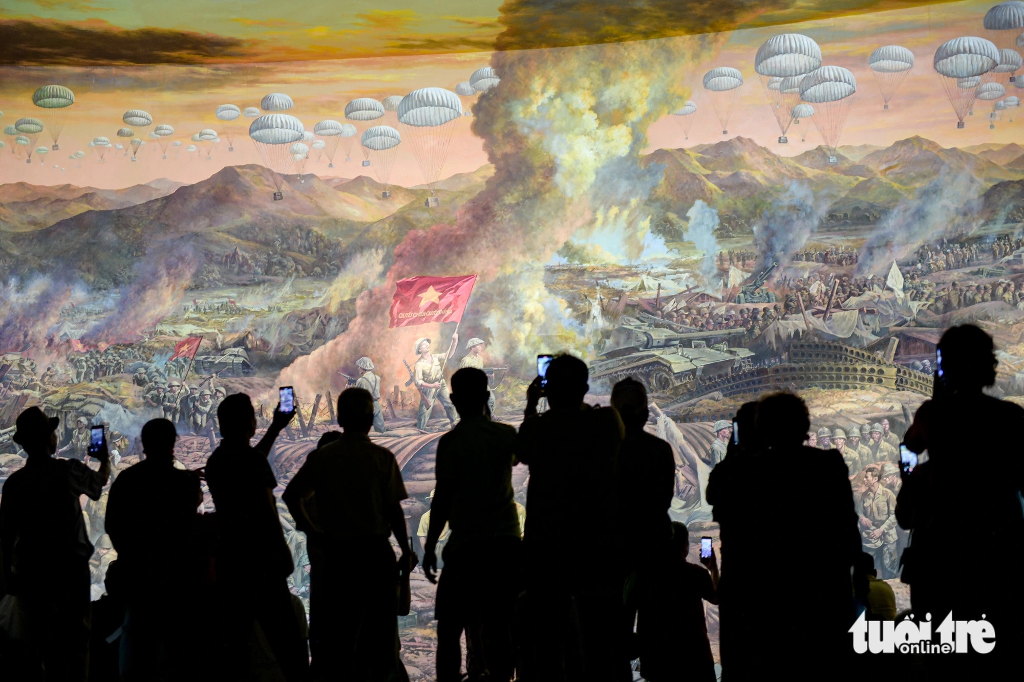 Người dân và du khách tham quan, chiêm ngưỡng bức tranh panorama về trận Điện Biên Phủ tại Bảo tàng Chiến thắng Điện Biên Phủ chiều 11-4