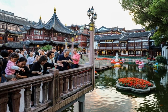 Du khách đến tham quan Dự Viên, một điểm du lịch hút khách phía đông Thượng Hải hồi cuối năm 2023. Ảnh: Xinhua