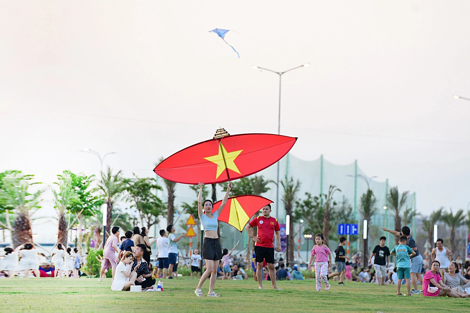 Người dân vui chơi ở cánh đồng diều trên đường Đỗ Xuân Hợp, TP Thủ Đức - Ảnh: DUYÊN PHAN Người dân vui chơi ở cánh đồng diều trên đường Đỗ Xuân Hợp, TP Thủ Đức - Ảnh: DUYÊN PHAN