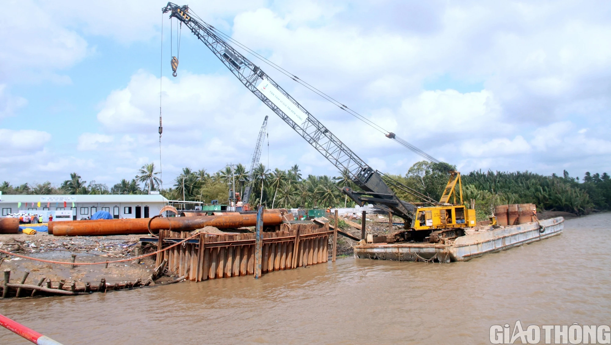 Đua tiến độ hai cầu lớn nối 4 tỉnh miền Tây- Ảnh 1. Đua tiến độ hai cầu lớn nối 4 tỉnh miền Tây- Ảnh 1.