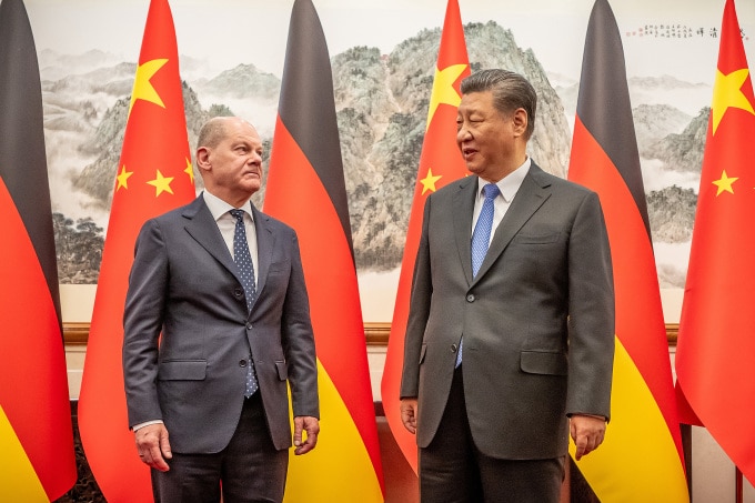 Chủ tịch Trung Quốc Tập Cận Bình (phải) tiếp Thủ tướng Đức Olaf Scholz ở Bắc Kinh, ngày 16/4. Ảnh: Reuters