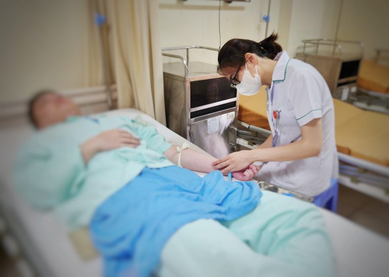Đúng ngày cưới, chú rể gặp tai nạn hy hữu phải nhập viện cấp cứu 'cậu nhỏ'- Ảnh 1. Bệnh nhân được chăm sóc hậu phẫu - Ảnh: Bệnh viện cung cấp