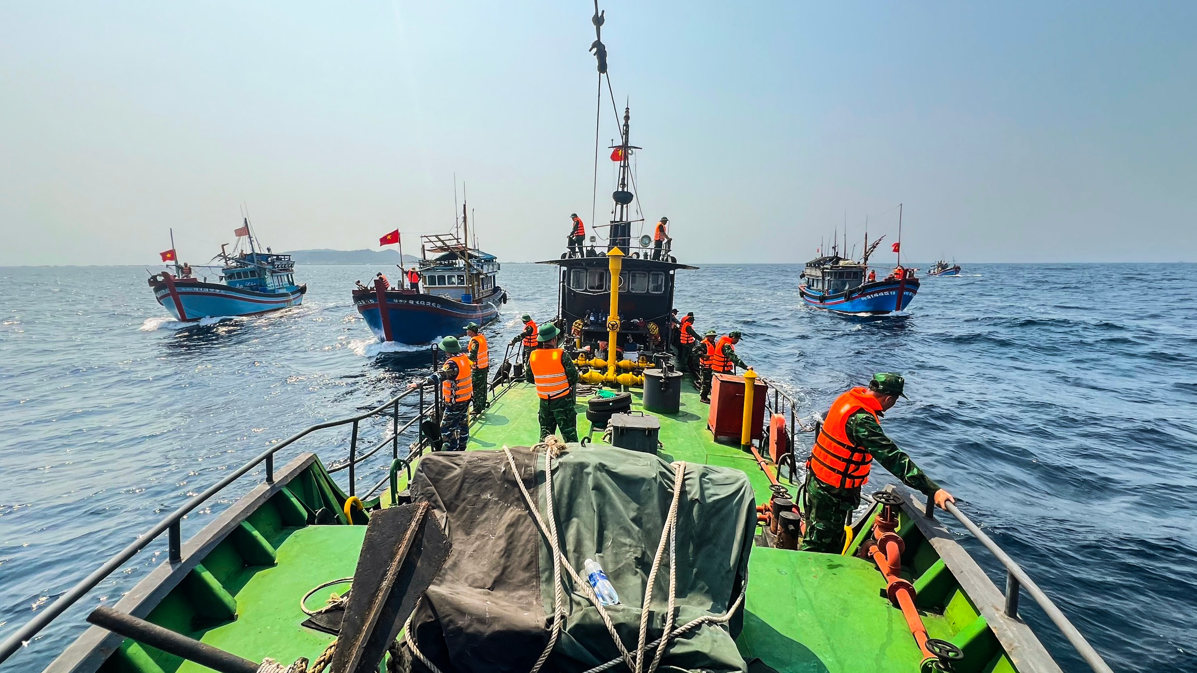Lực lượng biên phòng Quảng Ngãi cùng tàu cá ngư dân tìm kiếm các nạn nhân mất tích trong vụ tai nạn tàu kéo sà lan bị chìm ở vùng biển Lý Sơn