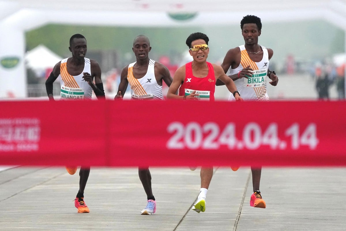 Hà Kiệt (áo đỏ) vượt qua Willy Mnangat, Robert Keter và Dejene Hailu Bikila ở những giây cuối cùng của cuộc đua hôm 14.4