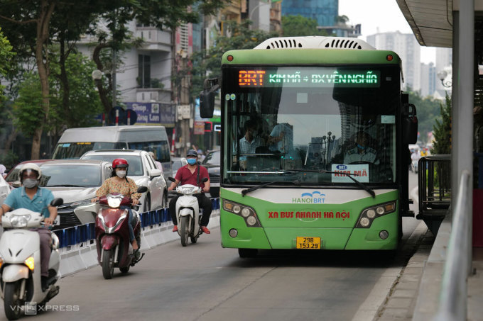 Từ khi đi vào hoạt động năm 2016 tuyến BRT Kim Mã - Yên Nghĩa luôn gặp phải nhiều ý kiến trái chiểu. Ảnh: Ngọc Thành