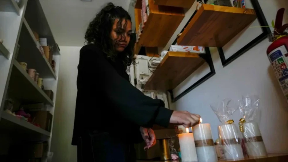 Người dân ở thành phố Quito, Ecuador, thắp nến chuẩn bị cho tình trạng mất điện ngày 16-4. Ảnh: Al Jazeera