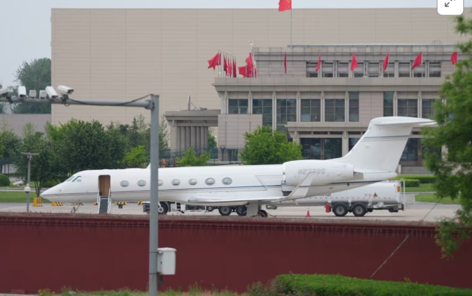 Máy bay riêng chở Elon Musk tới sân bay Bắc Kinh, Trung Quốc hôm 28/4. Ảnh: Reuters