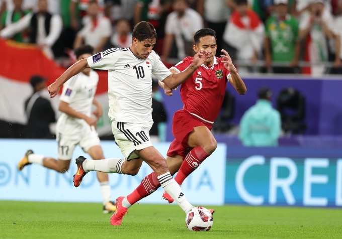 Rizky Ridho (áo đỏ) tranh chấp với Mohanad Ali (áo trắng) ở trận Indonesia thua Iraq 1-3 tại vòng bảng Asian Cup 2023. Ảnh: AFC