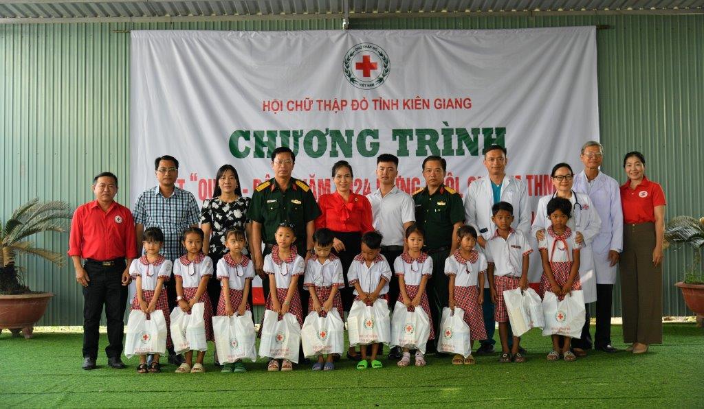 Giving gifts to disadvantaged students in An Minh Bac commune. Photo: Phuong Vu