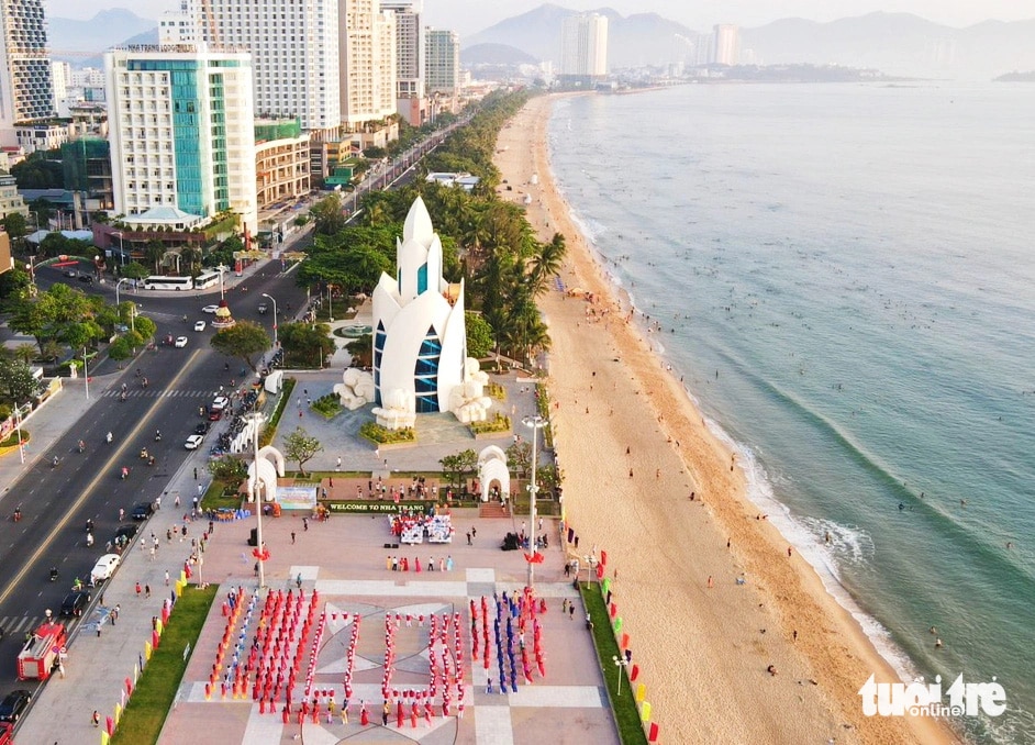 Đội hình đồng diễn bên bờ biển Nha Trang - Ảnh: MÃ PHƯƠNG