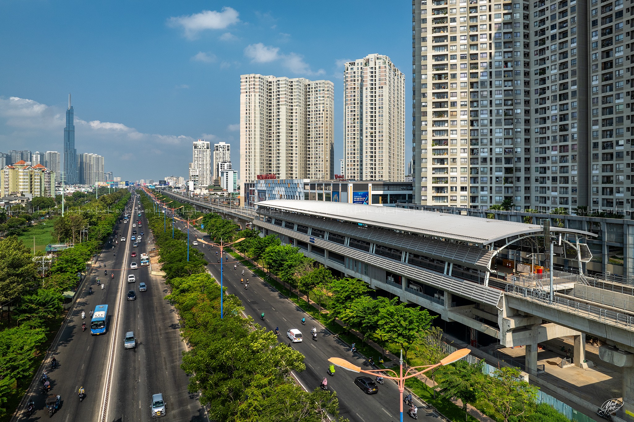 Gần 200 cây xanh phải di dời, đốn hạ để kết nối metro số 1- Ảnh 1. Hàng cây xanh cạnh các nhà ga của tuyến metro số 1 sẽ được di dời, đốn hạ